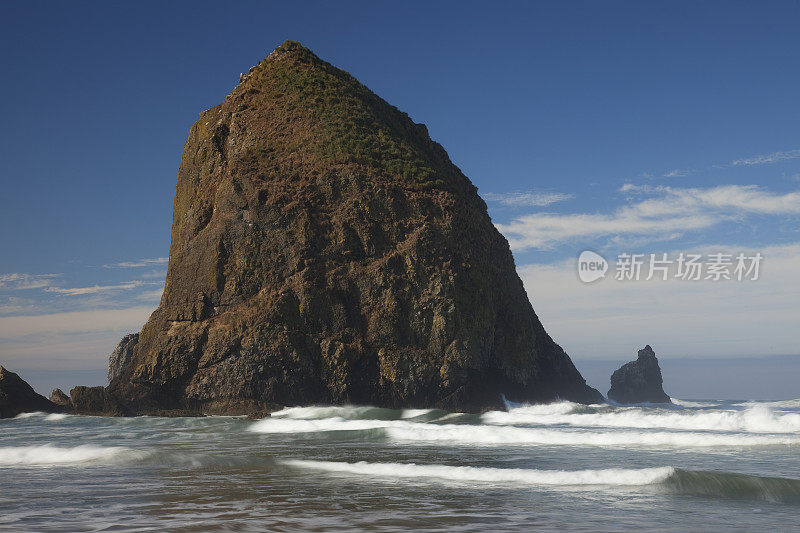 在美国俄勒冈州坎农海滩的干草堆岩，海浪达到顶峰