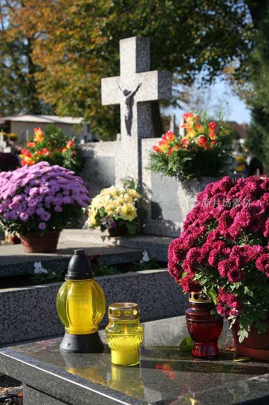 墓上的蜡烛和鲜花