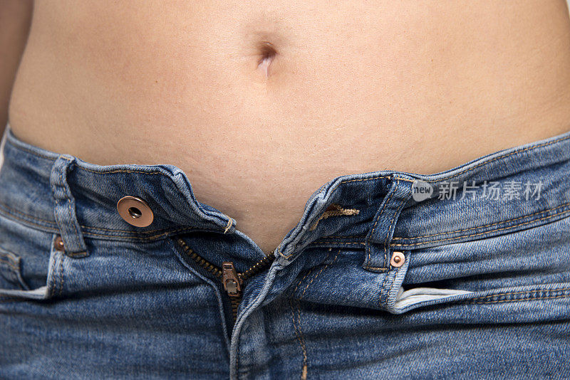 腹部肥胖的女人不能扣上牛仔裤扣子