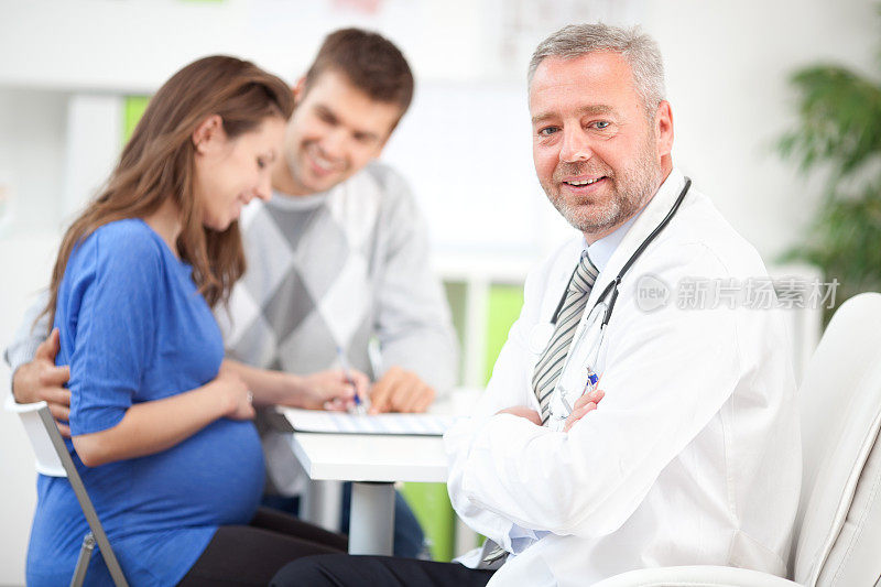 孕妇和丈夫在医生办公室。