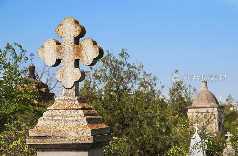 在古老的俄罗斯东正教墓地。