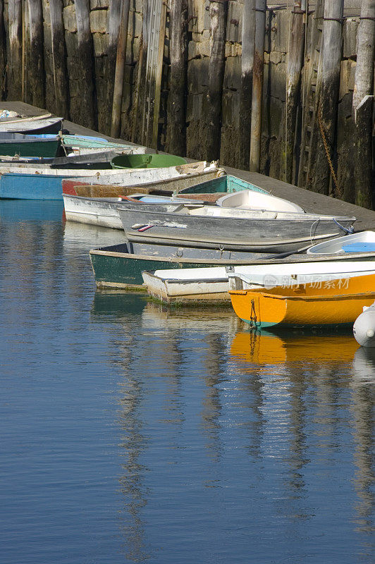 旧划艇系在码头上
