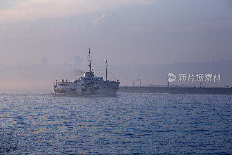 多雾的一天，一艘客船停靠在土耳其伊斯坦布尔的博斯普hour