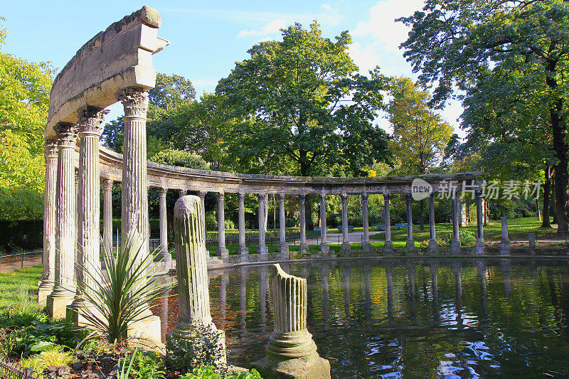 古色古香的廊柱废墟之间，充满诗情画意的法国观赏园池湖，郁郁葱葱的枝叶戏剧性多彩的景观，蒙索公共公园全景，法国巴黎