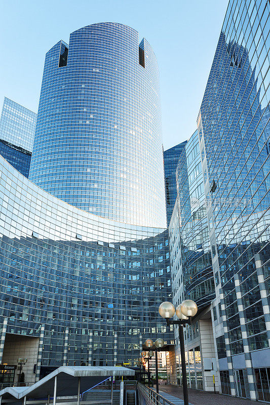 法国巴黎拉德芳斯金融区的公司大楼