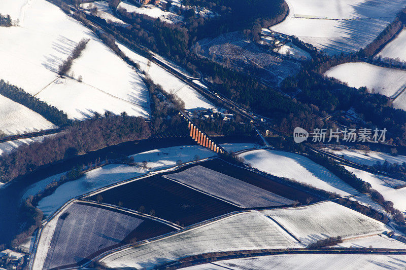 从空中鸟瞰冬天的雪在英国爱丁堡的彩色桥