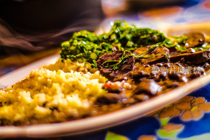 传统的巴西菜——feijoada——非常受欢迎，并融入了这个国家的烹饪传统。有选择性的重点。