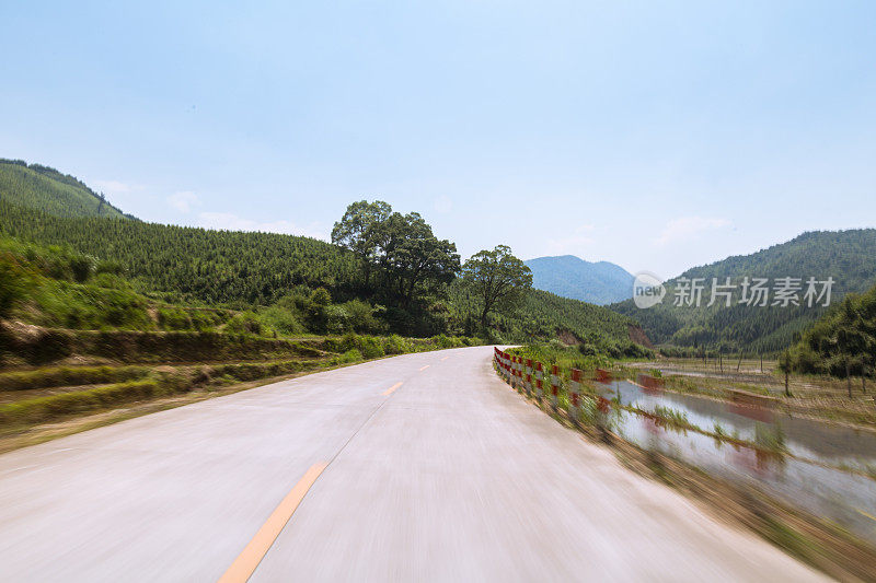 阳光灿烂的日子里的水泥路