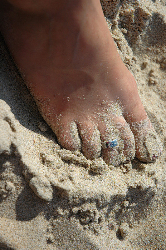 脚在沙滩上