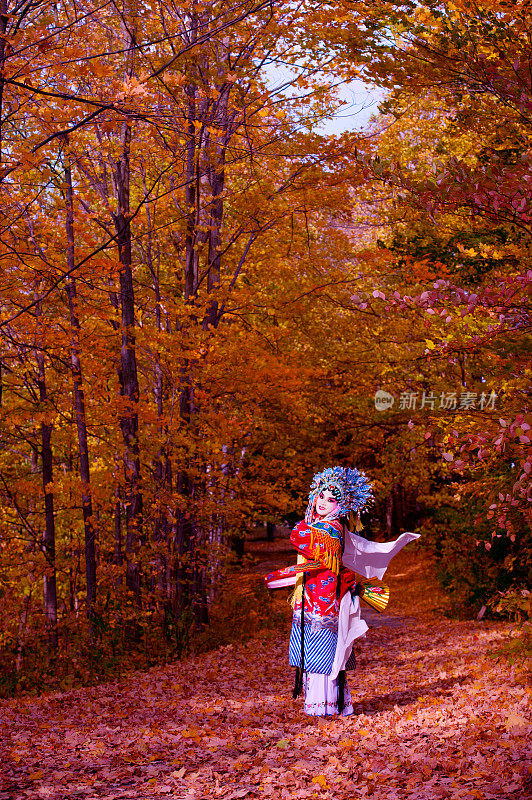 京剧演员在秋天的户外公园