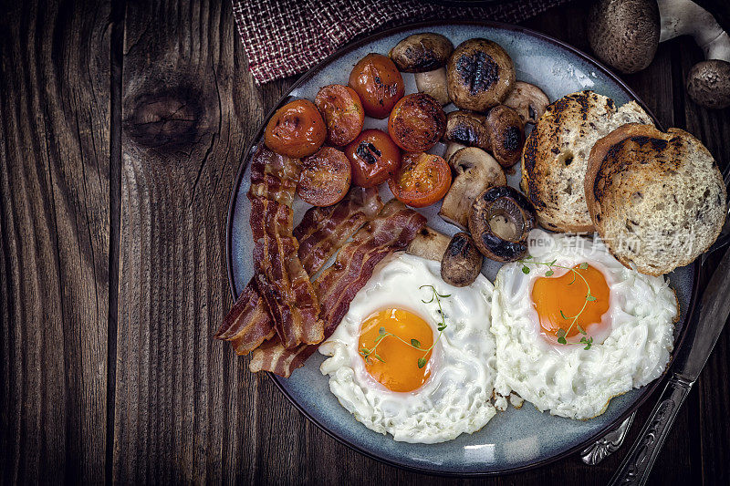 英式早餐，有鸡蛋，西红柿，蘑菇，培根，豆类