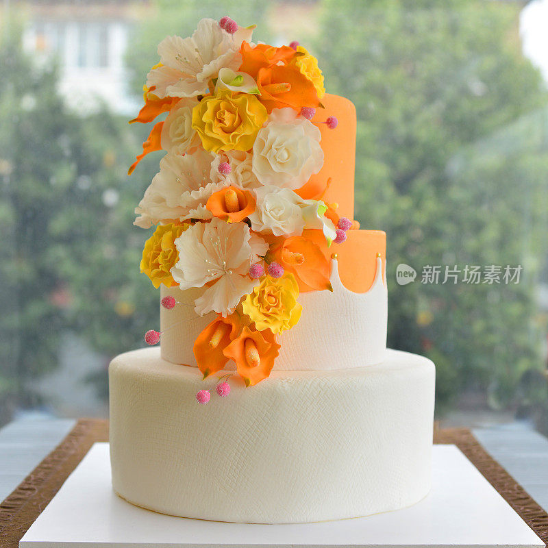 窗边有花的婚礼蛋糕