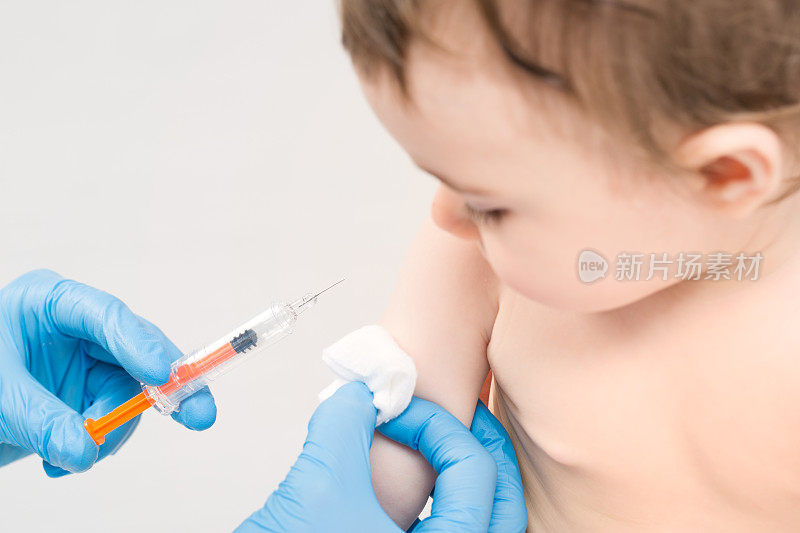 疫苗接种的小女孩。