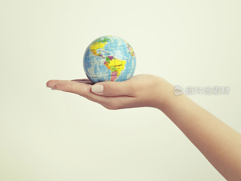 女性手握地球仪。拯救地球的概念