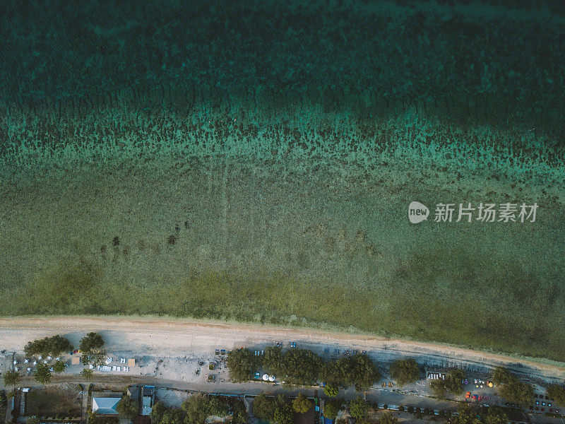 鸟瞰图，田园诗般的岛屿，白色的沙滩和蓝绿色的海-印度尼西亚