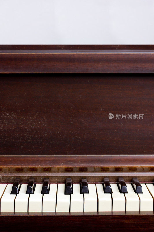 近景古董钢琴键盘