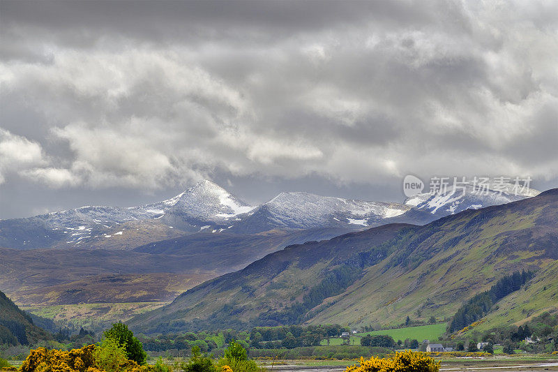 苏格兰高地白雪皑皑的山峰