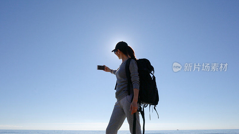 年轻女子度假时在海滩上探索大自然