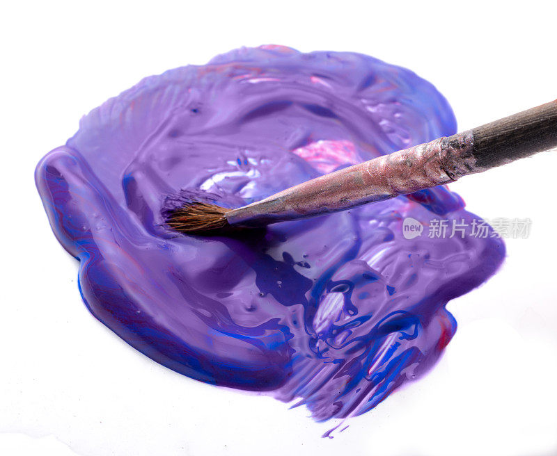 极端近距离混合丙烯酸颜料，以配合潘通紫外光紫色与旧刷子