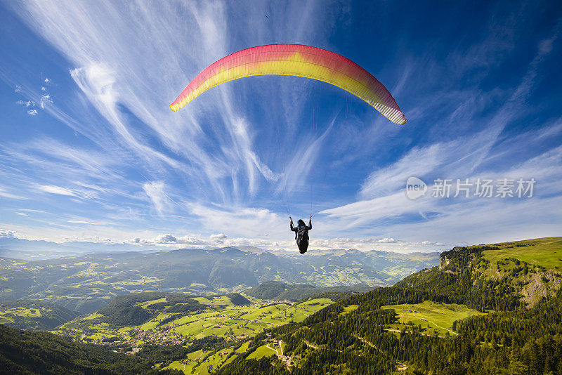 滑翔伞飞越山脉