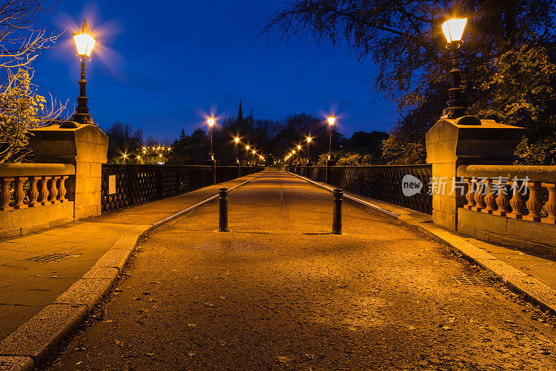 黎明时分的阿姆斯特朗大桥