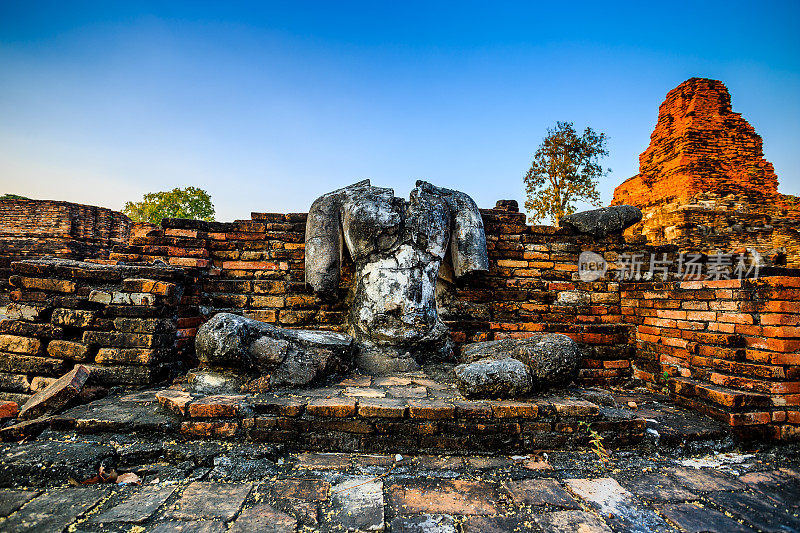 泰国素可泰，黎明时分的玛哈寺