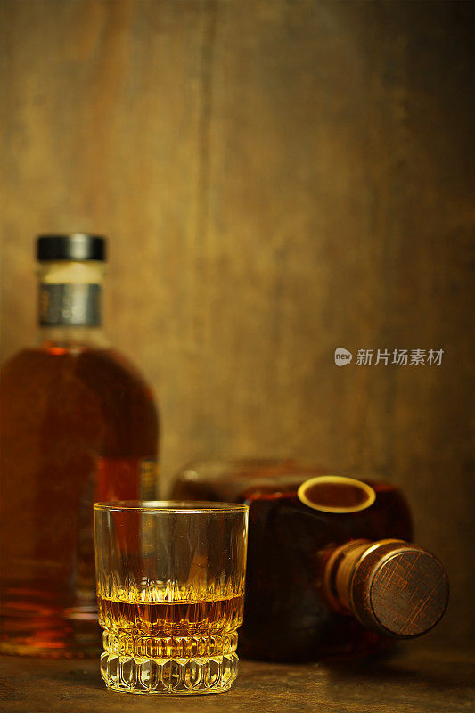 苏格兰威士忌酒瓶和一个有文字空间的玻璃杯