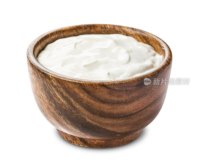 酸奶油在木碗孤立的白色背景