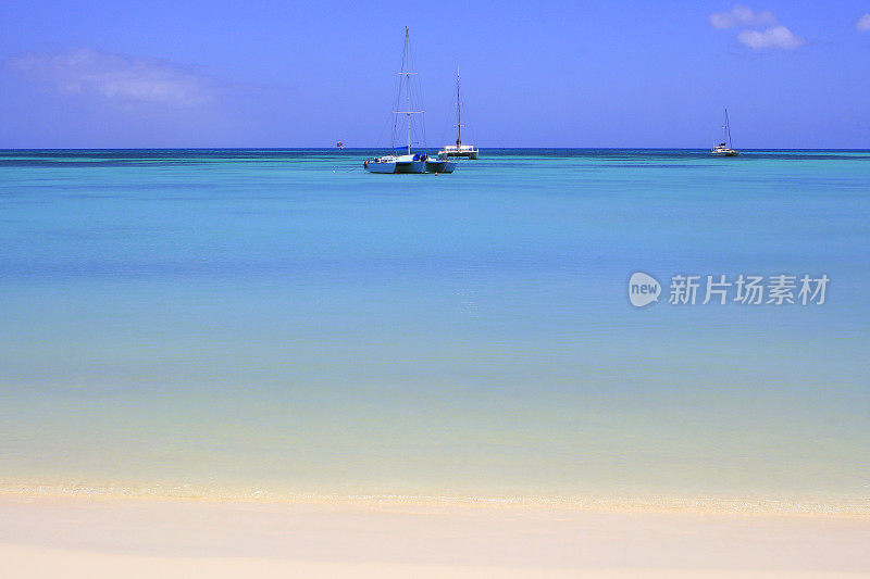 田园诗般的棕榈海滩热带绿松石海滩与船只和帆船，阿鲁巴-阳光蓝色半透明泻湖，夏天的天堂，荷属安的列斯群岛，加勒比海蓝色的海