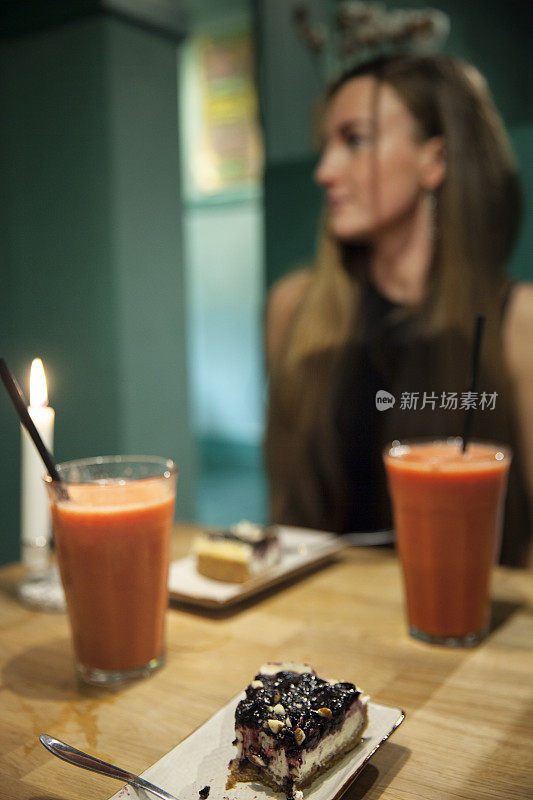 年轻女子在享受她的芝士蛋糕。