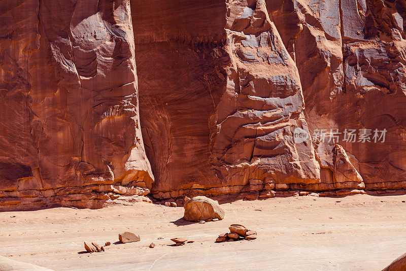 炙热的阳光照在砂岩、悬崖和沙漠景观上