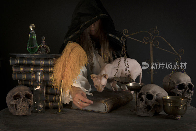 女巫师拿着魔法物品坐在桌旁