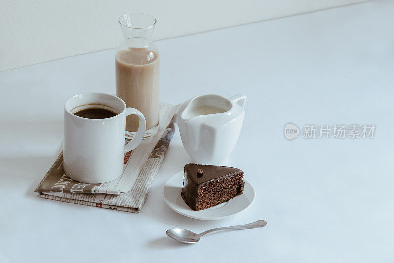 新鲜咖啡，牛奶，巧克力牛奶，还有一块蛋糕