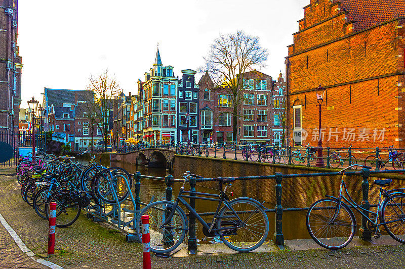 日落时分阿姆斯特丹最著名的运河和堤岸。