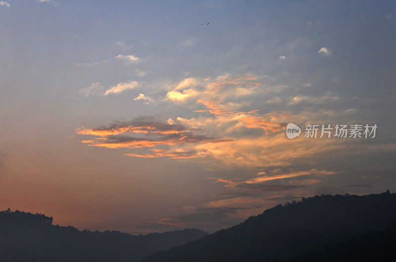 夕阳中的龙泉山