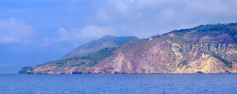 从海上看Lipari岛的火山岩海岸线，Aeolian群岛(意大利西西里岛)