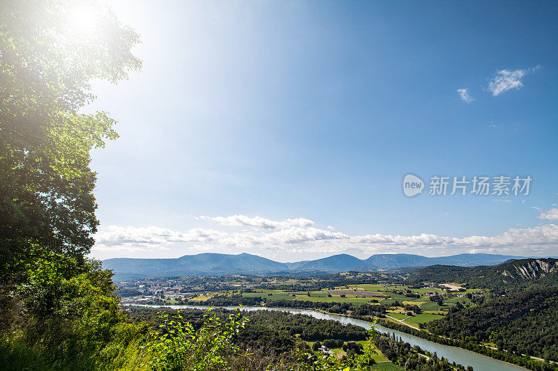 法国风景风景南部布吉阿尔卑斯山脉在夏天与罗纳河在奥弗涅-罗纳-阿尔卑斯地区