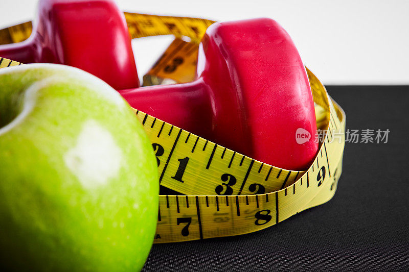 健康生活设备:苹果、砝码和卷尺