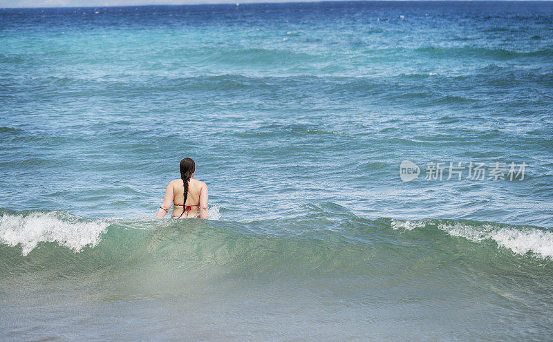 一个女人走进了海浪