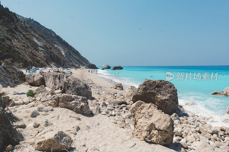 希腊海滩，清澈湛蓝的海水