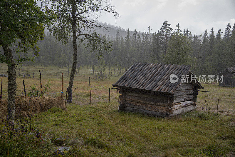 瑞典达拉那的一个牧场上的山上小屋