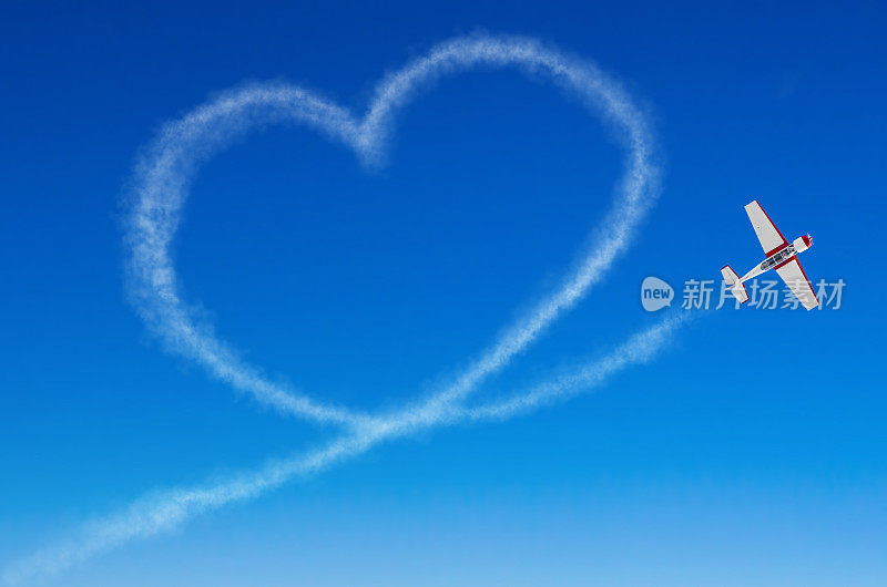 爱情比喻心从一架白烟飘过的飞机