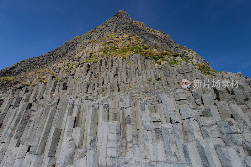 希尔在Reynisdrangar