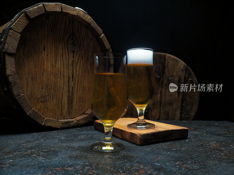 乡村酒吧柜台上的啤酒