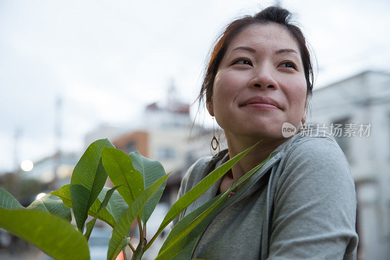 女人带着植物