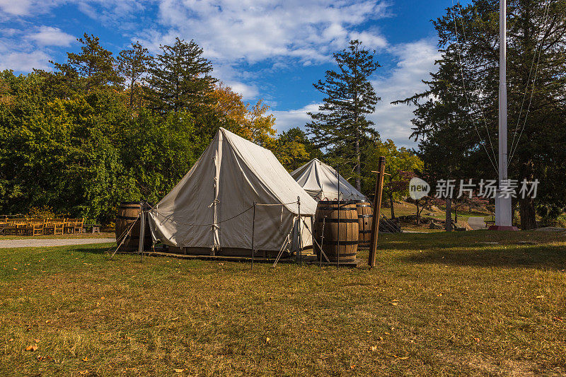 帐篷和桶在石点战场州历史遗址和哈德逊河，哈德逊河谷，纽约。