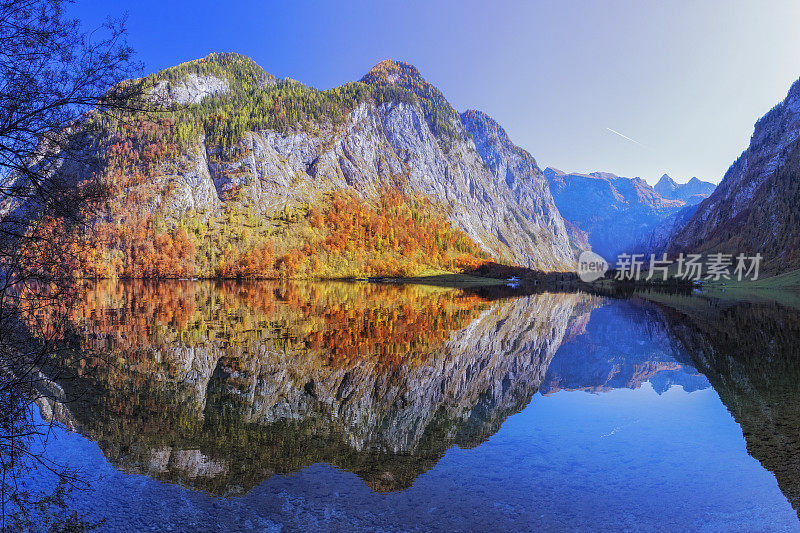 田园诗般的秋天景观与湖Königssee在阿尔卑斯山