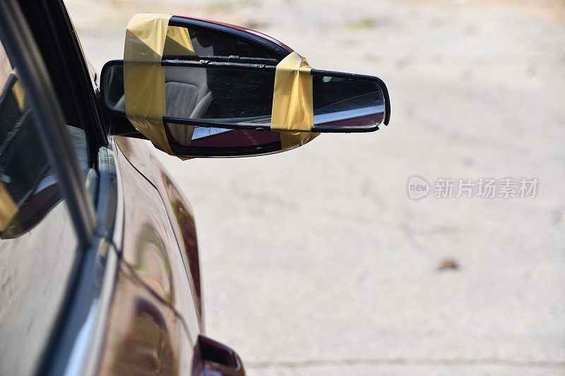 有趣的即兴创作，把镜子贴在一辆车的侧视镜上
