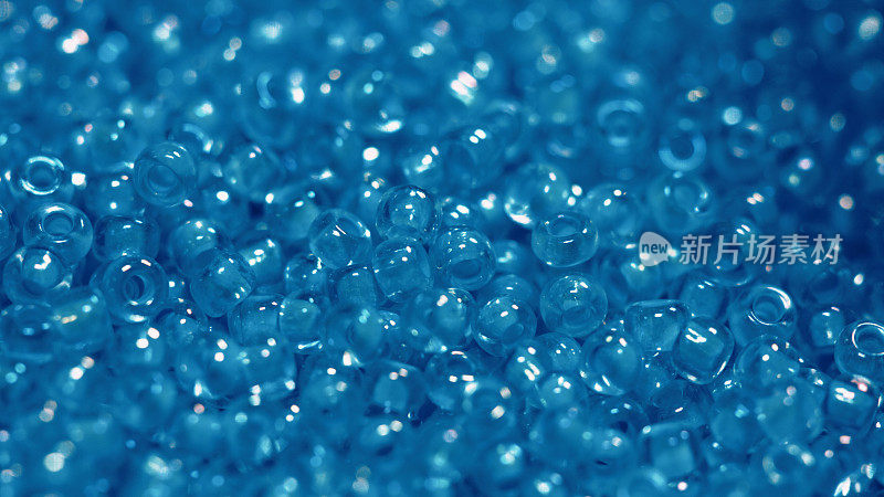 一堆蓝色小珠子