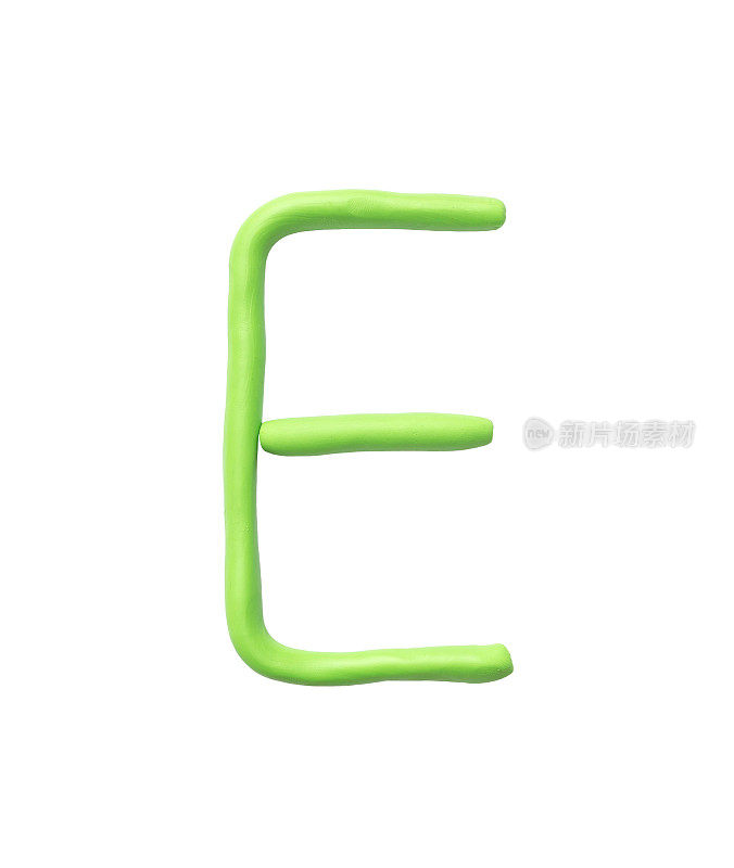 特写绿色的橡皮泥为孩子在E字母孤立的白色背景与剪切路径